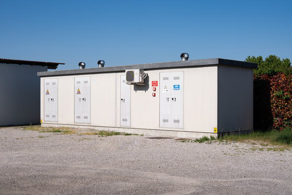 Cabina elettrica prefabbricata MT/BT per potenze fino a 400 kVA, vista frontale