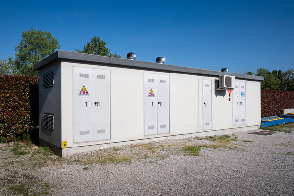 Cabina elettrica prefabbricata MT/BT per potenze fino a 400 kVA, vista di tre quarti