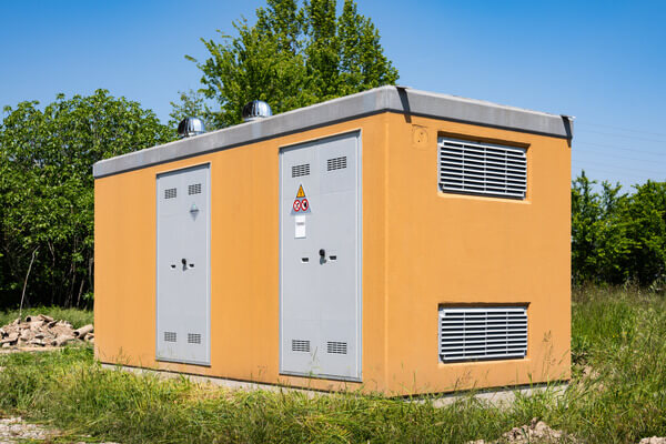 Cabina elettrica ENEL DG2061 Ed. 9 – satellite, vista di tre quarti con griglie di aerazione
