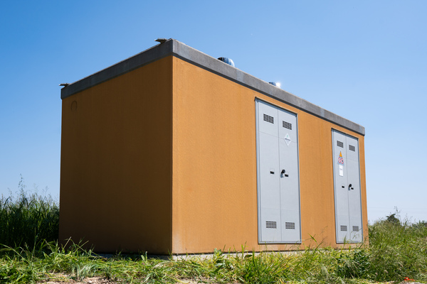 Cabina elettrica ENEL DG2061 Ed. 9 – distribuzione, vista di tre quarti