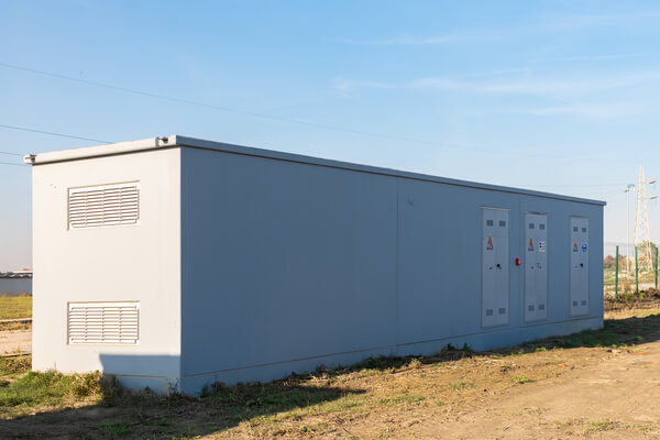 Cabina elettrica prefabbricata MT/BT per potenze fino a 1250 kVA, vista laterale con griglie di aerazione