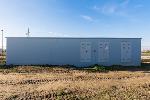 Cabina elettrica prefabbricata MT/BT per potenze fino a 1250 kVA, vista frontale