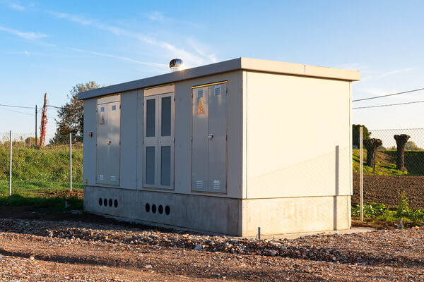 Cabina elettrica prefabbricata MT/BT per potenze fino a 1600 kVA, vista di tre quarti