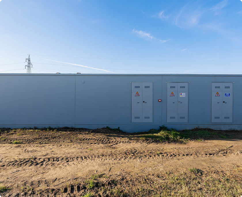 Cabina elettrica prefabbricata PHASE installata in cantiere