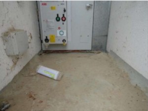 Abbandono del locale Manutenzione assente: locale della cabina elettrica trascurato