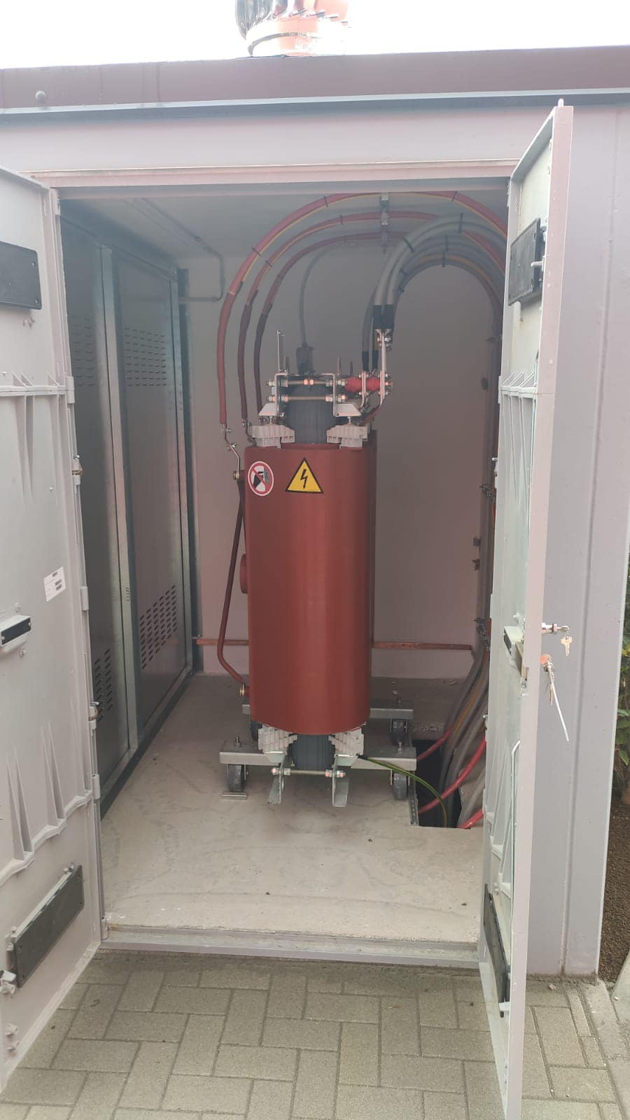 Trasformatore in resina MT/BT installato in cabina