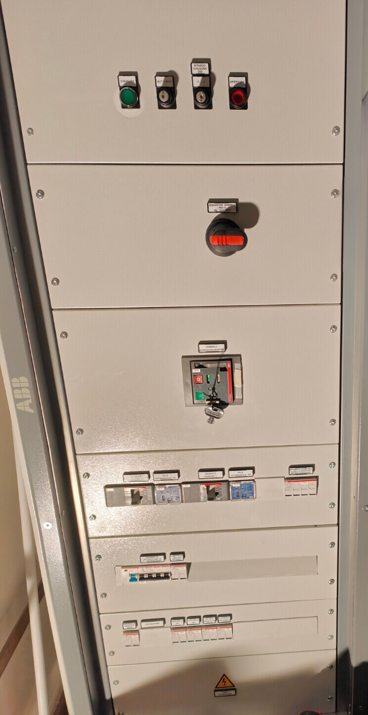 f49cb0b3-83aa-403d-97c4-dd9281b8fb9d Quadro elettrico con strumenti di misura e interruttore