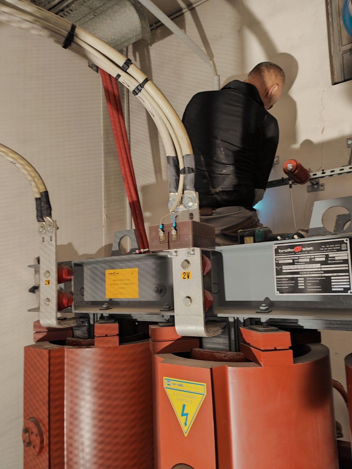 montaggio vsensor Tecnico al lavoro sul trasformatore in resina in cabina